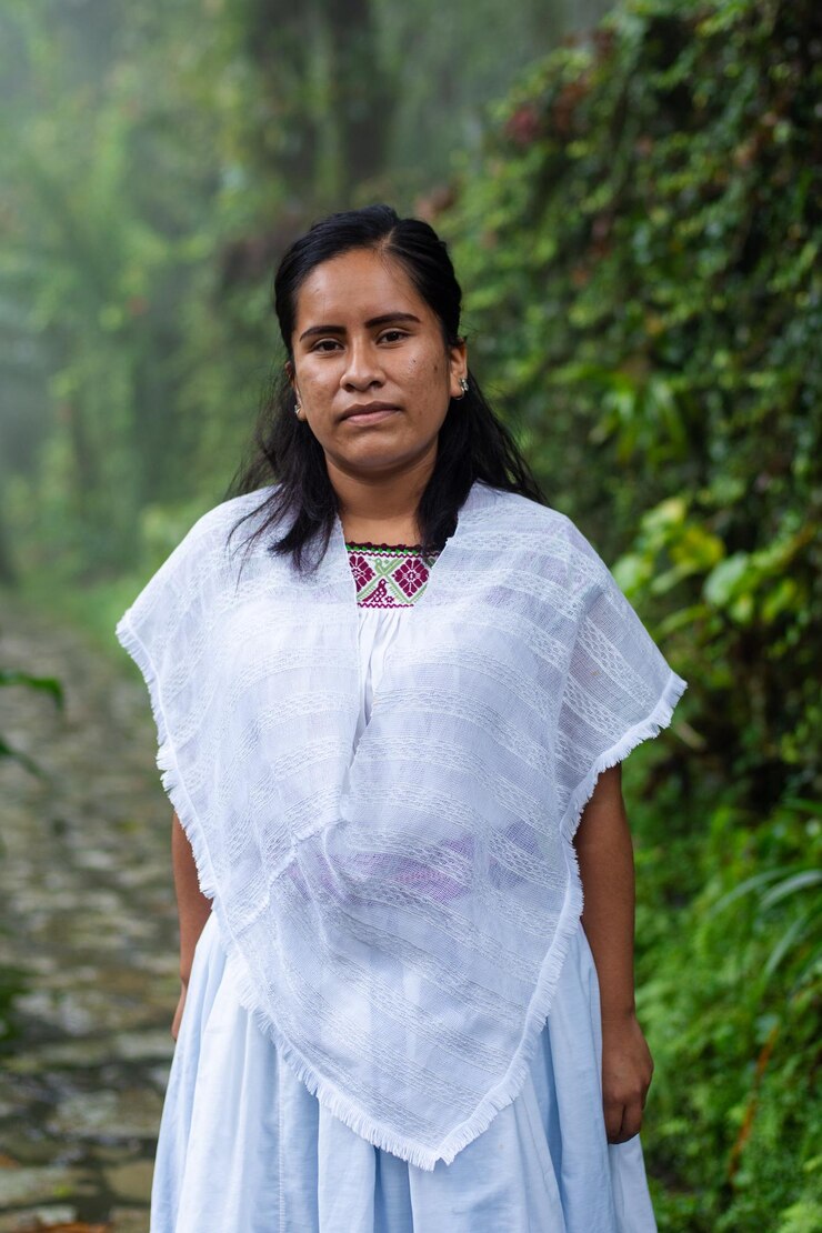 Photo portrait of a young indigenous mexican woman wearing traditional costume from cuetzalan puebla