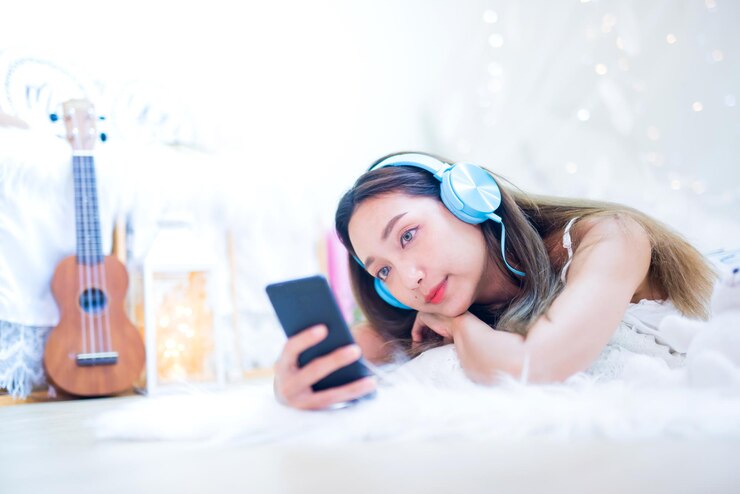 肖像画の若い女性。休日の自宅でのリラックスとライフスタイル