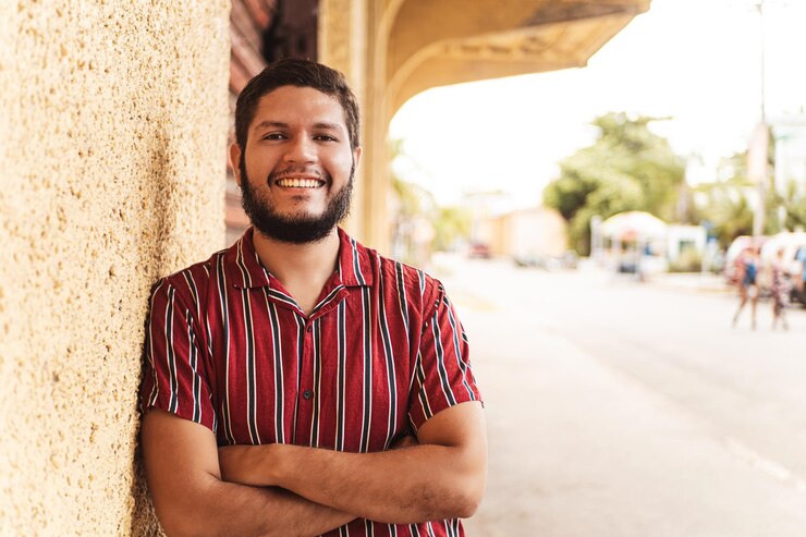 Photo portrait of a young latin american man smiling looking at camera