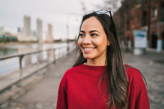 Photo portrait of young latin woman.