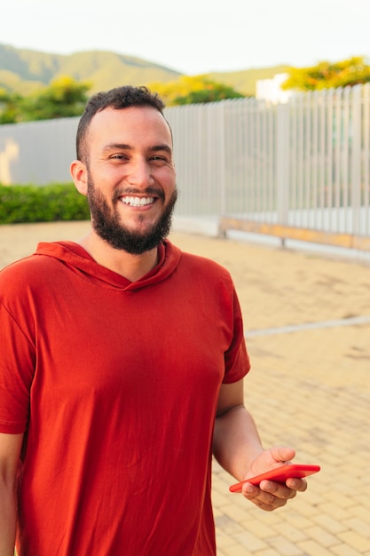 Photo portrait of young latino man standing in the park