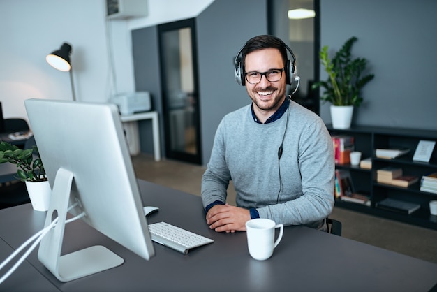 Ritratto di un giovane impiegato di call center maschio nel suo ufficio.