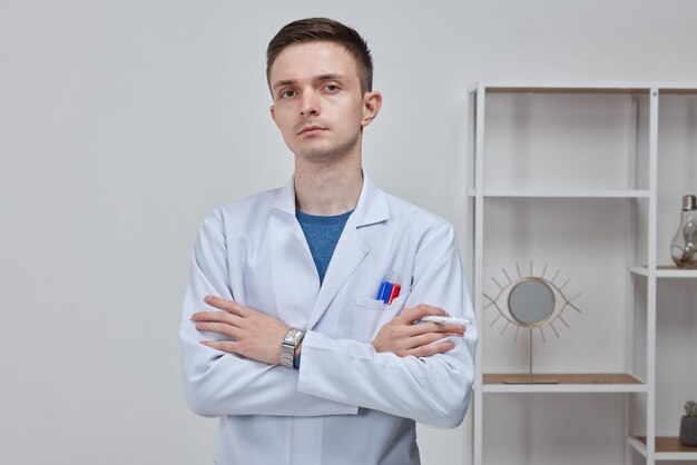 Photo portrait of a young male doctor in the office