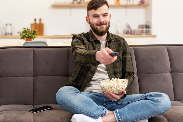 Foto ritratto di giovane maschio che gode della rottura della tv