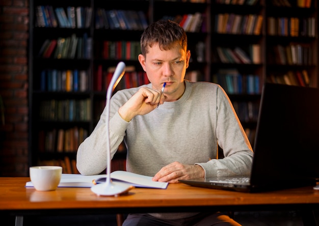 Photo portrait of young male thinking on work project