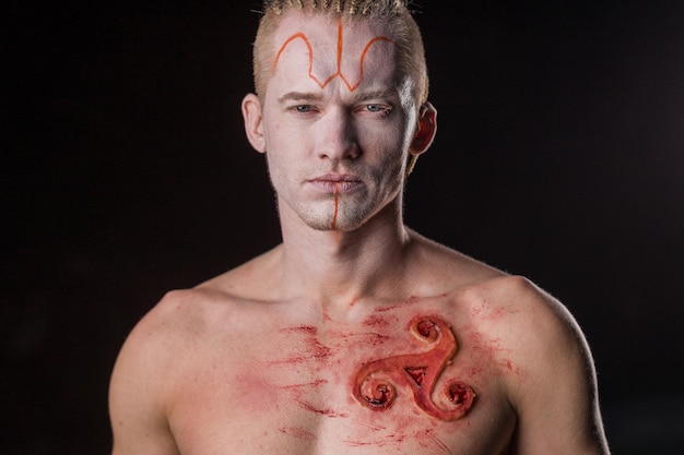 Photo portrait of young man against black background