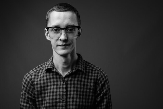 Photo portrait of young man against black background