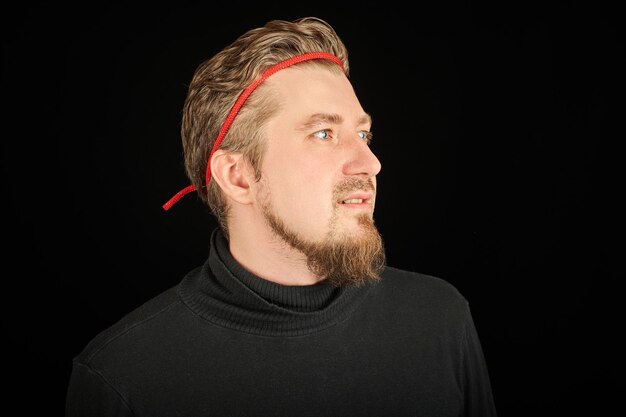 Photo portrait of young man against black background