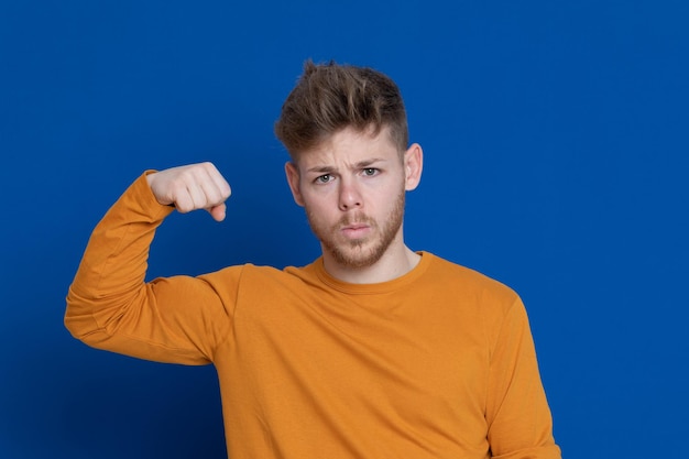 Photo portrait of young man against blue background