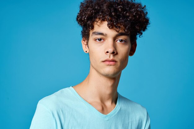 Photo portrait of young man against blue background