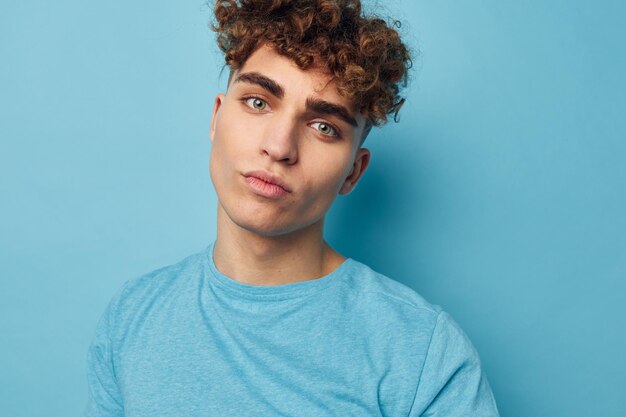 Photo portrait of young man against blue background