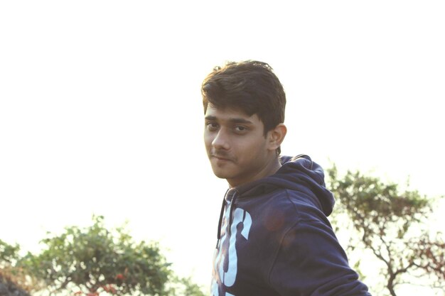 Photo portrait of young man against clear sky