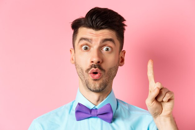 Photo portrait of young man against pink background