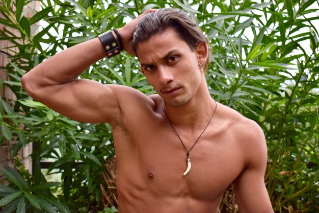 Photo portrait of young man against plants