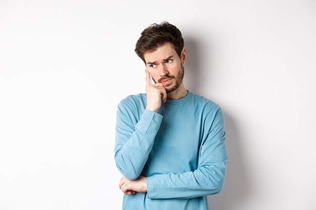 Photo portrait of young man against white background