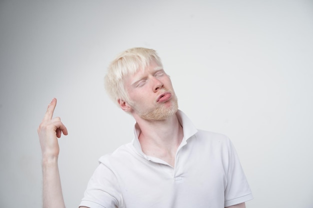 Photo portrait of young man against white background