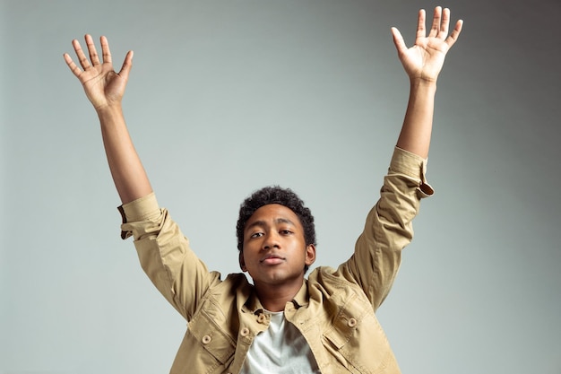 Photo portrait of young man against white background