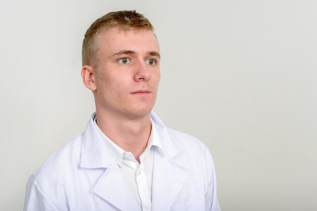 Photo portrait of young man against white background