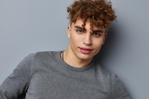 Photo portrait of young man against white wall