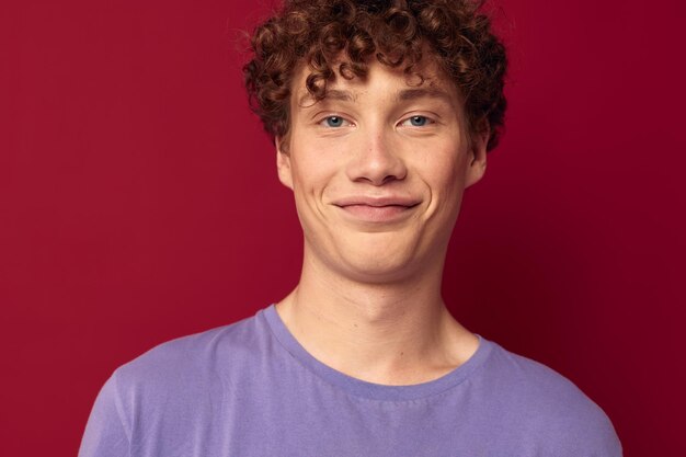 Photo portrait of young man against yellow background