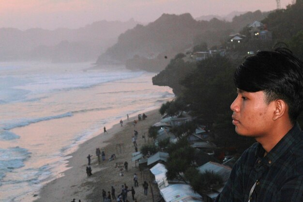 Photo portrait of young man on beach