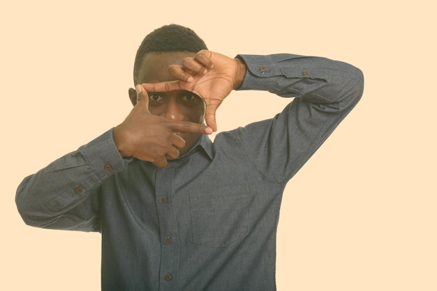 Photo portrait of young man covering face against wall