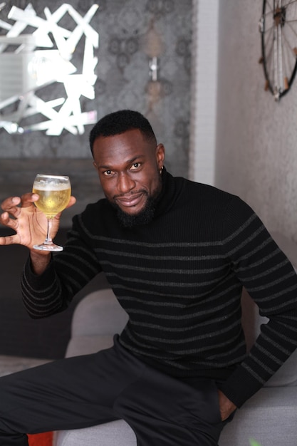 Photo portrait of a young man drinking glass