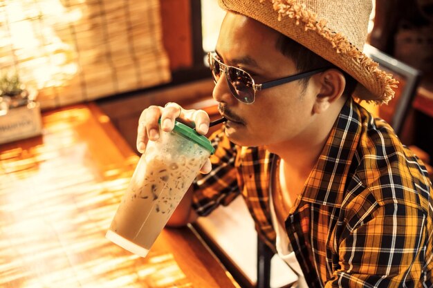 Photo portrait of young man drinking glass