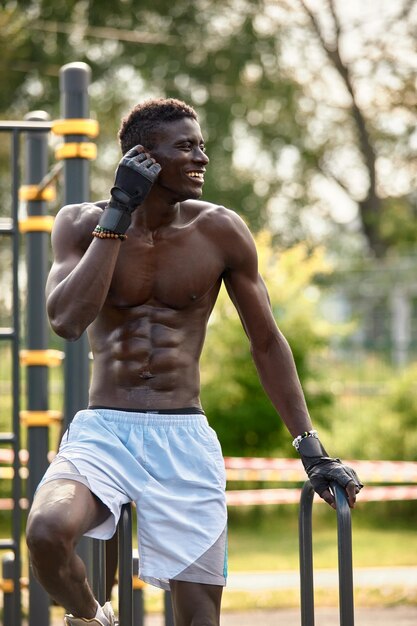 Photo portrait of young man exercising in gym