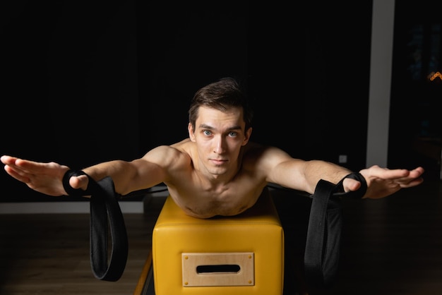 Photo portrait of young man exercising in gym