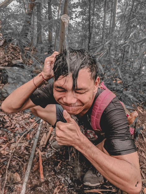 Foto ritratto di un giovane nella foresta