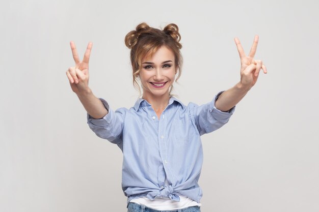 Photo portrait of young man gesturing against white background