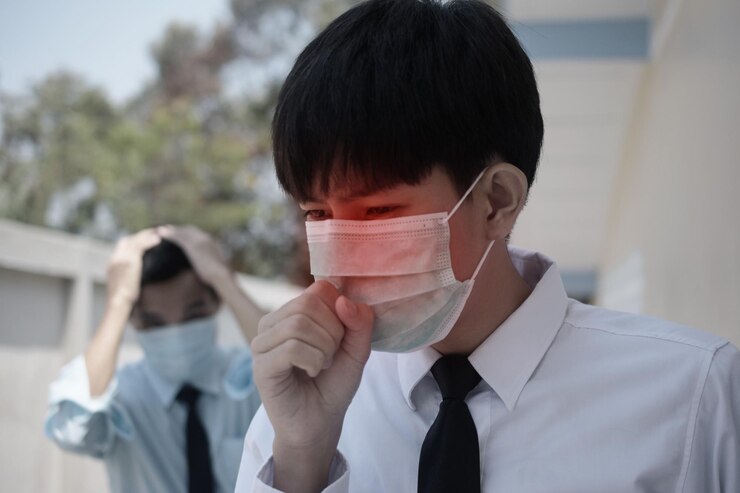 Photo 야외에서 카메라를 들고 있는 젊은 남자의 초상화