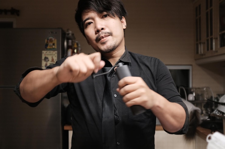 Photo ディップコーヒーを握っている若者の肖像画