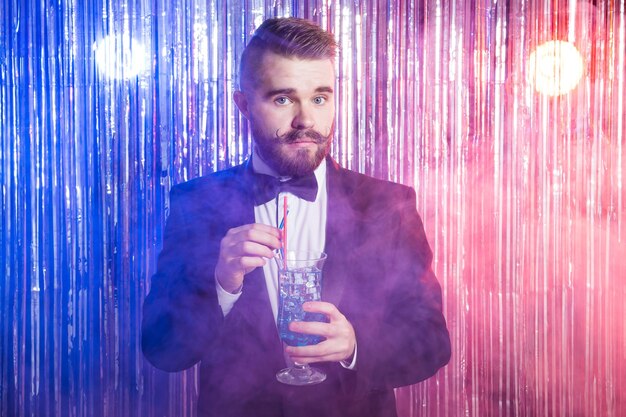 Photo portrait of a young man holding glass