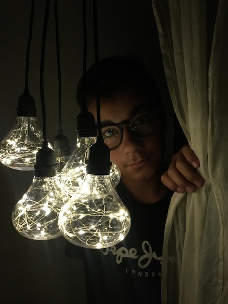 Foto ritratto di un giovane con una lampadina in mano