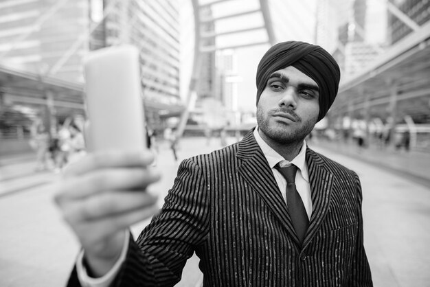 Photo portrait of young man holding smart phone