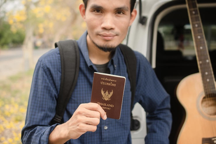 Photo portrait of young man holding smart phone