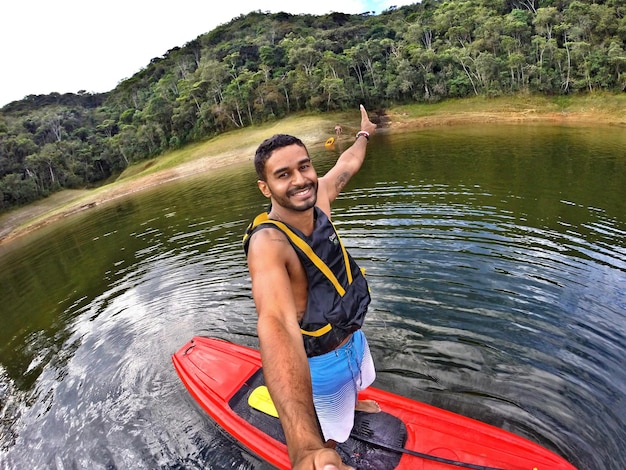 Foto ritratto di un giovane nel lago