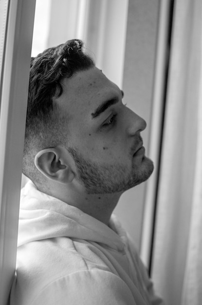 Photo portrait of young man looking away at home