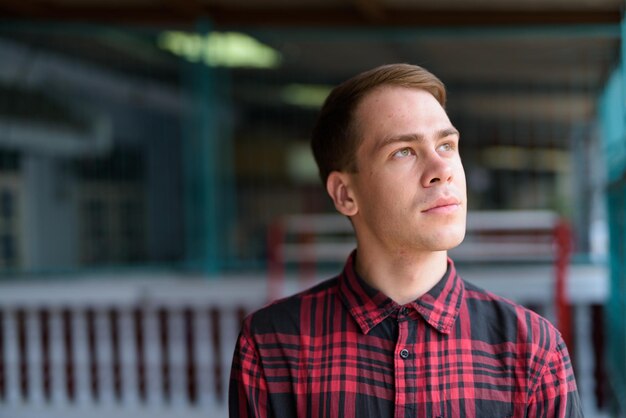 Photo portrait of young man looking away