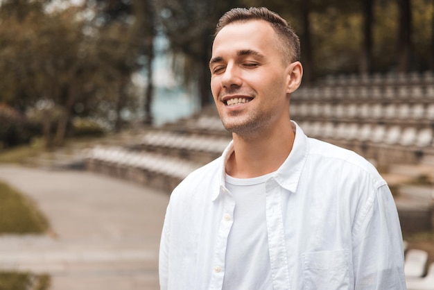 Photo portrait of young man looking away