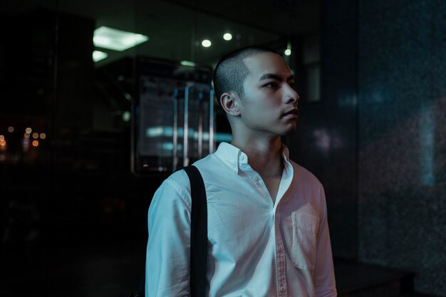 Photo portrait of young man looking away