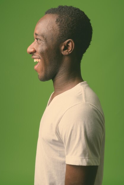 Photo portrait of young man looking away