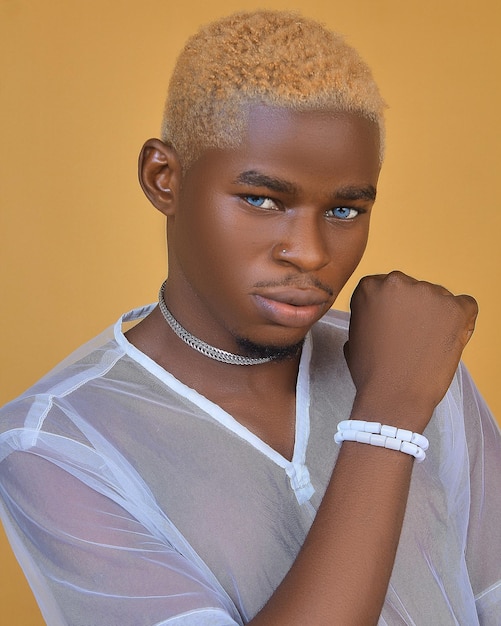 Photo portrait of young man looking away