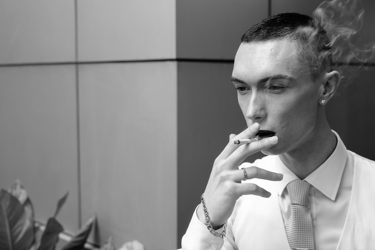 Photo 振り向く若者の肖像画