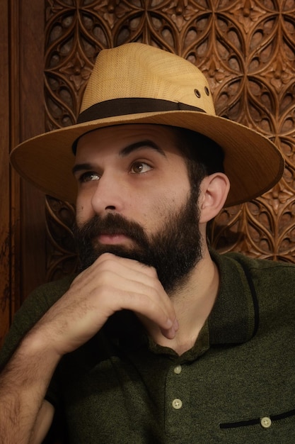 Photo portrait of young man looking away