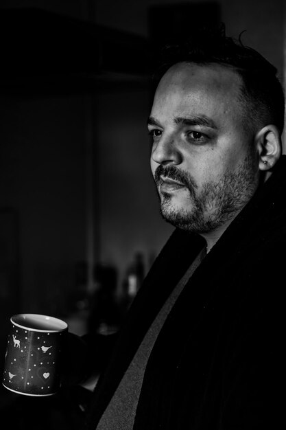 Photo portrait of young man looking away