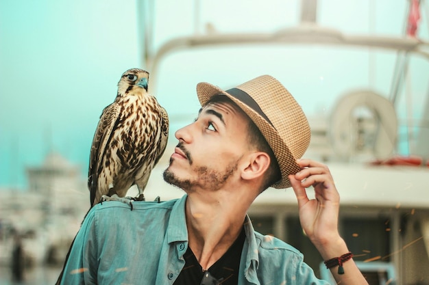 Photo portrait of young man looking away