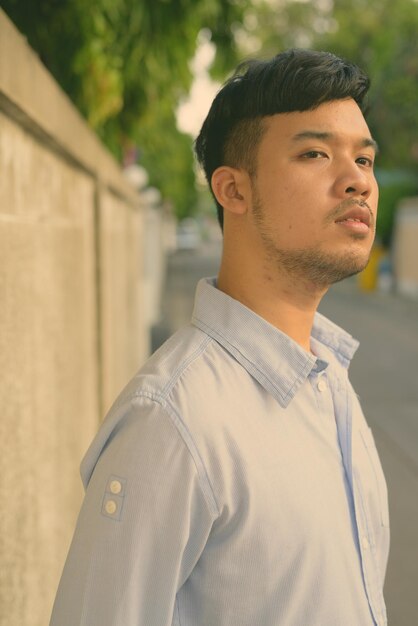 Photo portrait of young man looking away